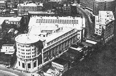 1949年（昭和24年）　東京証券取引所に株式上場